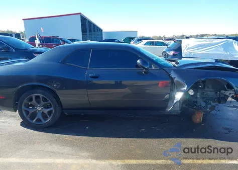 2018 Dodge Challenger Sxt Plus z USA, uszkodzony, nr VIN 2C3CDZAG8JH132331